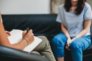 A woman with substance abuse addiction in behavioral therapy