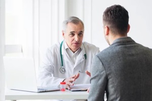 DC senior doctor consults young patient